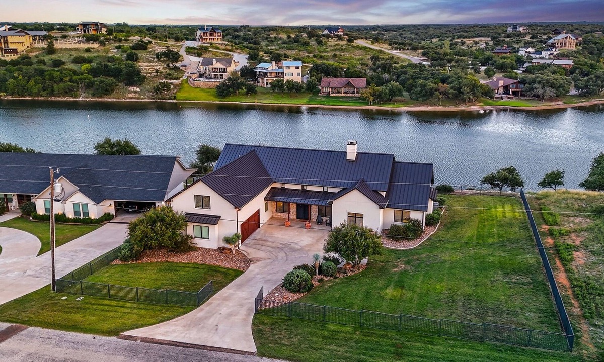 Graford House | The Good Life- pool, hot tub and Lakefront!
