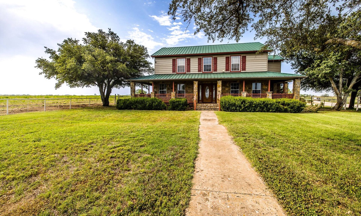 Graford House | The Grassy Ridge House. Only 5 min from Rocker B Baseball Ranch! Sleeps up to 18