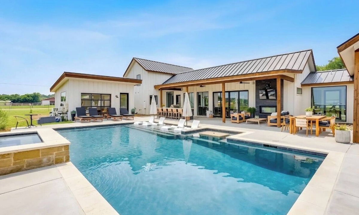 Argyle House | The Haven at Stonecrest/sleeps 24/3 acre private estate/POOL/HOT TUB