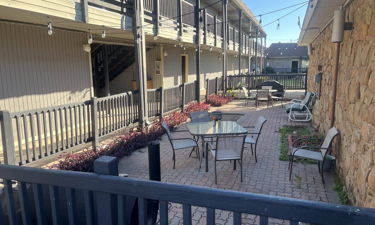 Runaway Bay Condo | THE LODGE. Hotel suite, fitness room, Pool. In Runaway Bay on Lake Bridgeport
