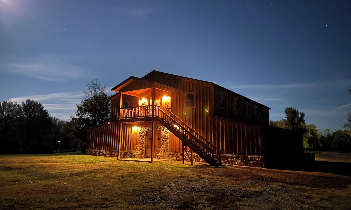 Smithville House | The Loft at Mountain Laurel with amazing views of Blue Bouncer Mountain.