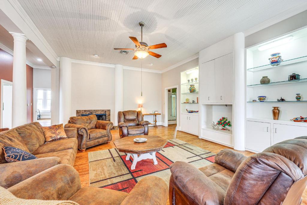 Hondo Apartment | 'The Loft' - Historic Dtwn Hondo Apt w/Balcony