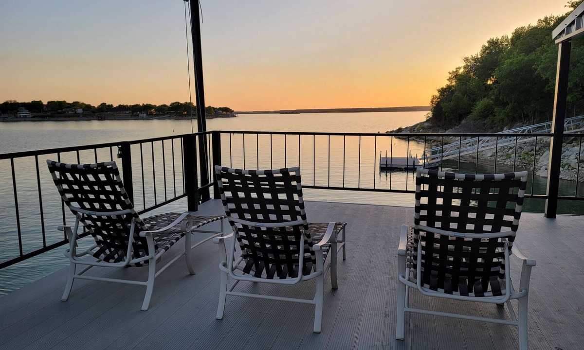 Lake Bridgeport House | The Lookout at Lakewood, Lakefront Paradise with Ultimate Entertainment, Hot Tub and Dock