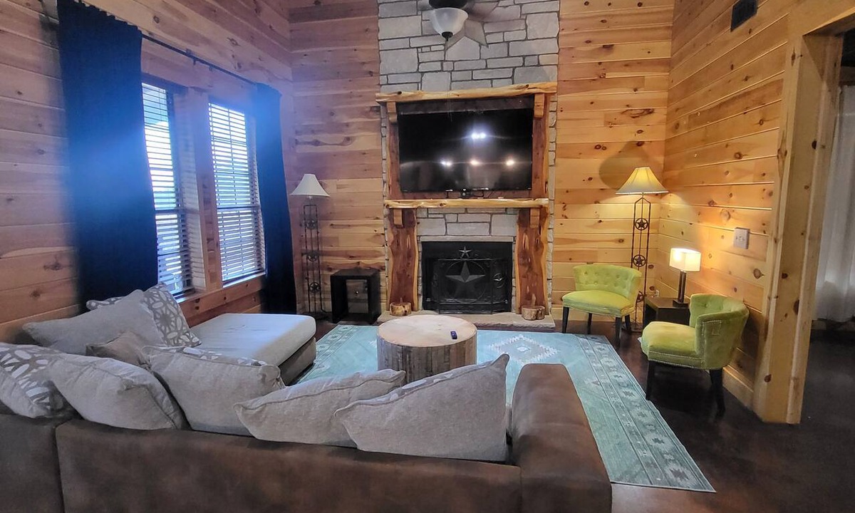 Aspermont House | The Madison- Hunters & Work Crews Welcome / Starlink Wi-Fi / Sleeps 8 / Fire Pit