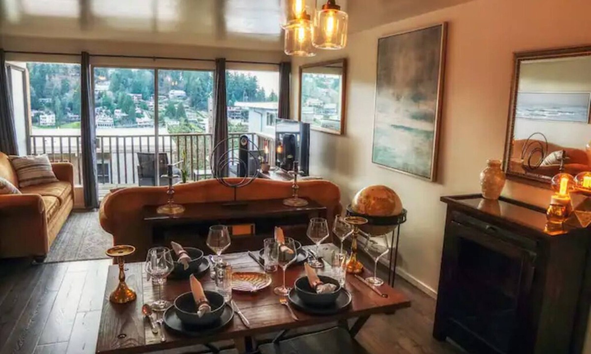 Northwest Bellevue Apartment | The Mariner in Meydenbauer Bay | 29 Nights