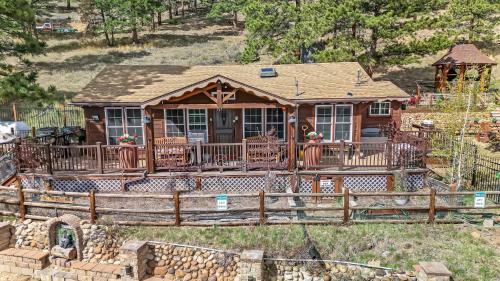 Estes Park House | The Overlook at Eagle Cliff Estes Park Mountain Retreat w Hot Tub & Outdoor Bar