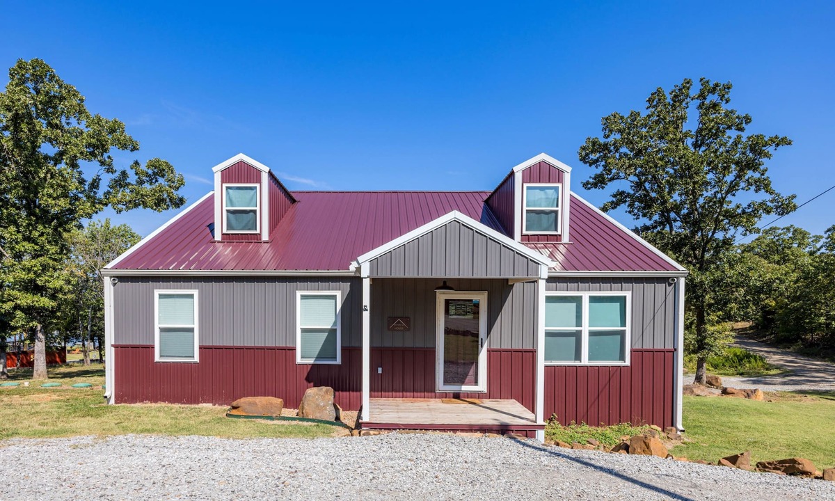 Hoyt House | The Porch House - Lake Views, Huge Porch, Fire Pit & Beach Access