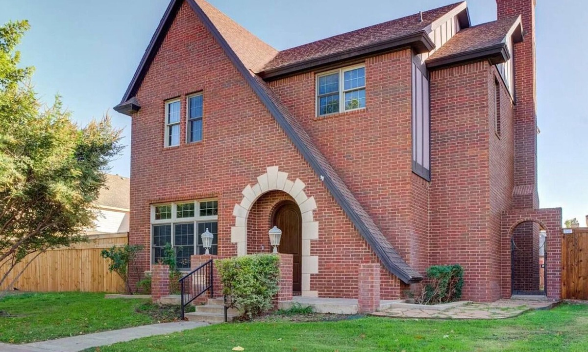 North Overton House | The Raider House Walk to TTU Pool Table