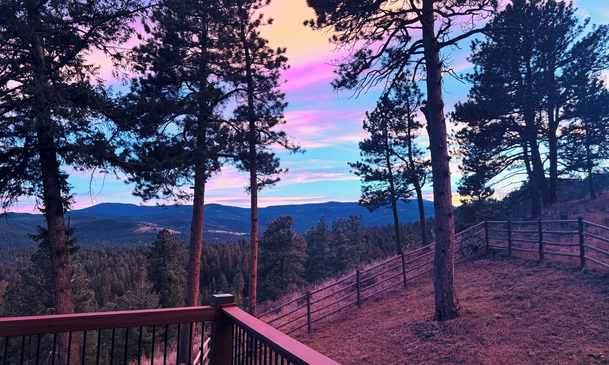 Evergreen West Central House | The Red Rocks Backstage Oasis – A Creative Haven Near the Amphitheater Sleeps 25