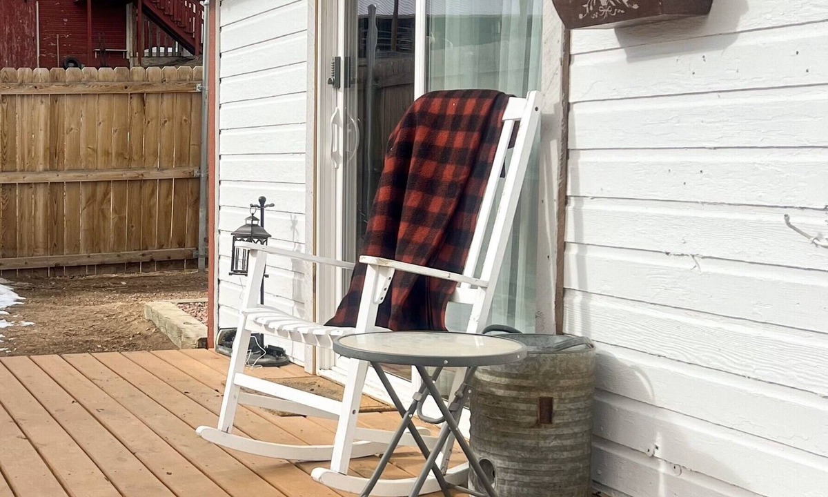 Livermore Cabin | The Sweetheart Cabin. A Charming 1-bedroom cabin with a super comfy bed!