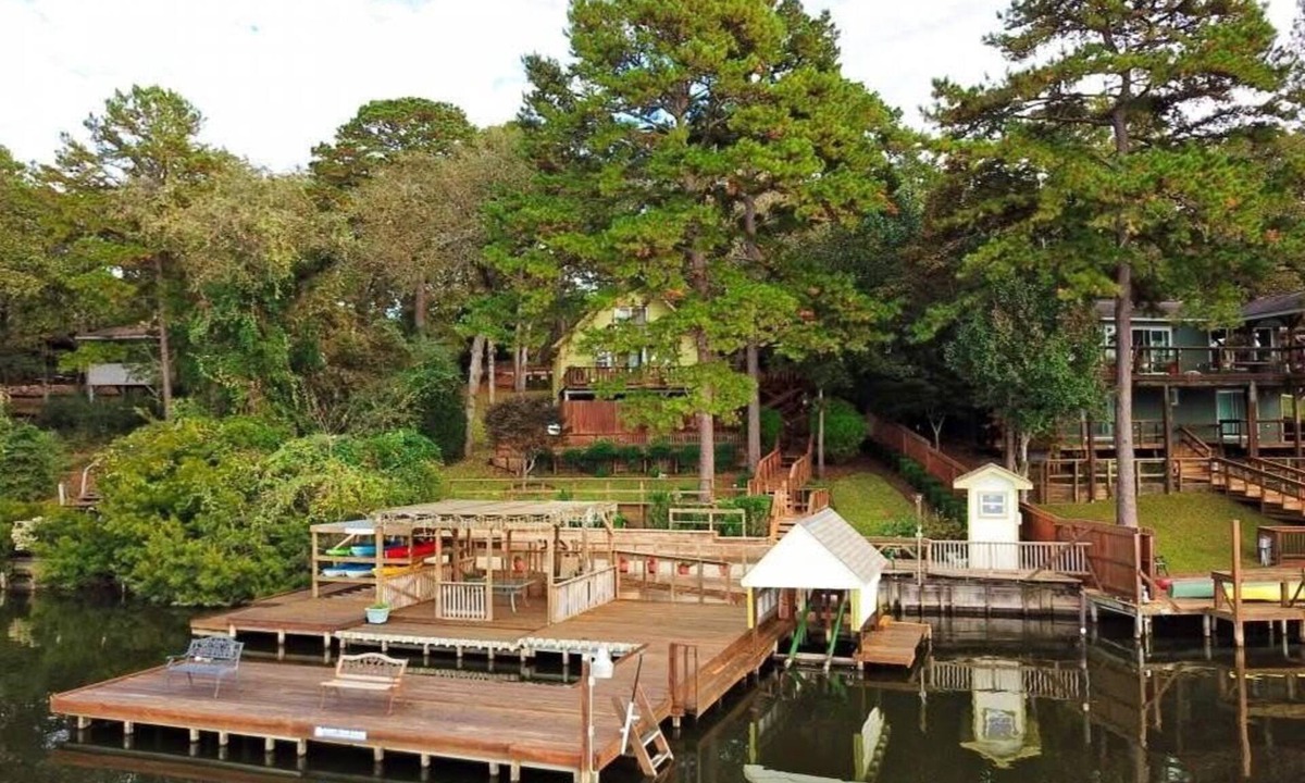 Crockett House | The Treehouse Lakefront Escape with Private Dock, Kayaks & Stunning Views