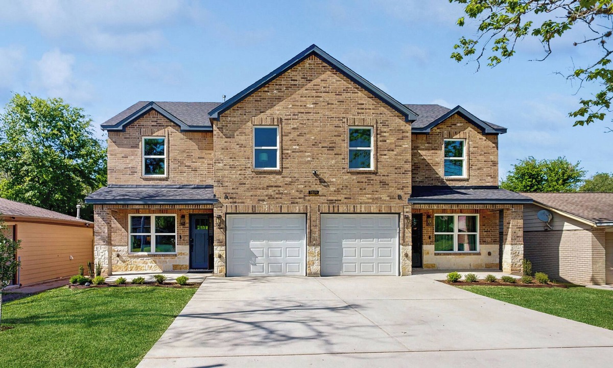 Southeast Houston House | The Twin Houses: 6BR Side-by-Side Modern Compound