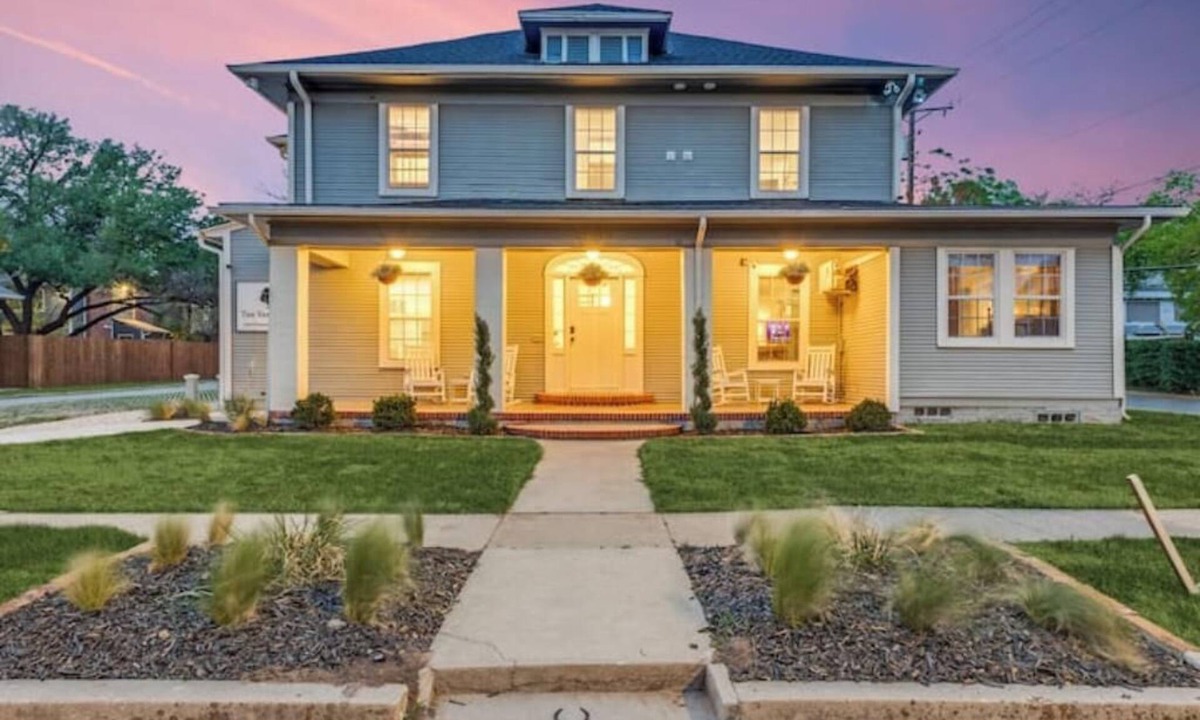 Denton Apartment | The Vanderbilt Mansion Apt 8 Near Downtown and TWU