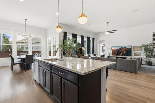 Windsor House | The Wandering Key Gather and Unwind, Sleeps 14