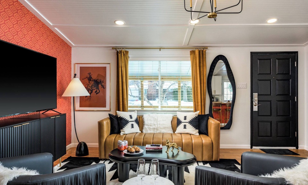 Westminster House | The Wild Western: 5 BR, Hot Tub, Sauna, 2 Game Rooms, Putting Green, & more!