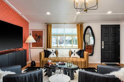 Westminster House | The Wild Western - 5Bed, Hot Tub, Sauna, Mini Putt, Fire Pit