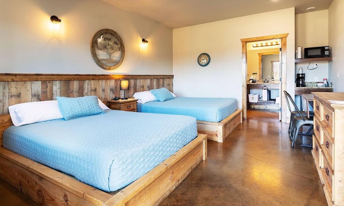 Kingston Hotel | The Woods Lodging