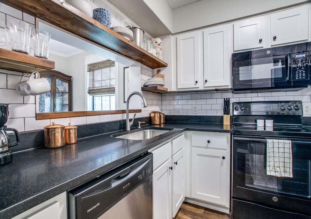 North Arlington Apartment | This condominium is a 2 bedroom(s), 1.5 bathrooms, located in Arlington, TX.