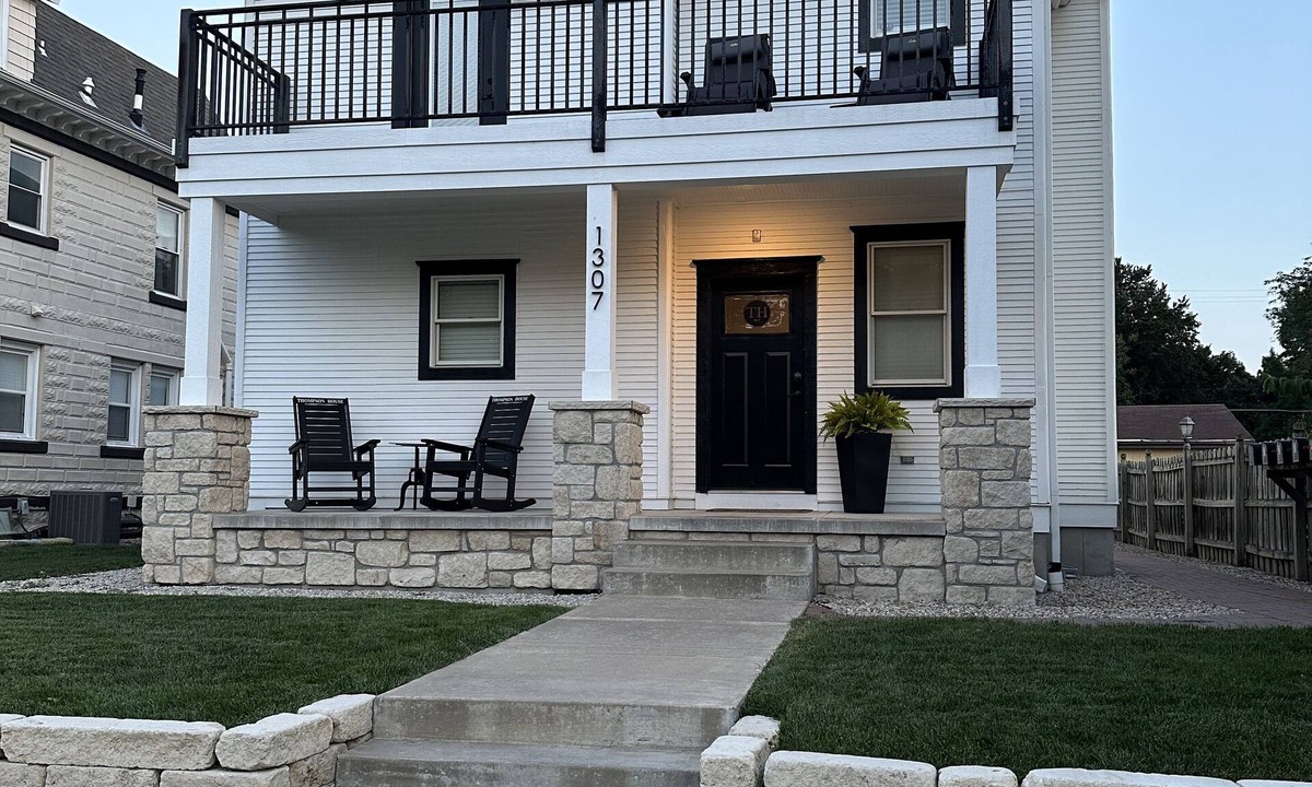 Manhattan Apartment | Thompson House #3-Overlooking City Park. Walk to Campus, Aggieville & Downtown