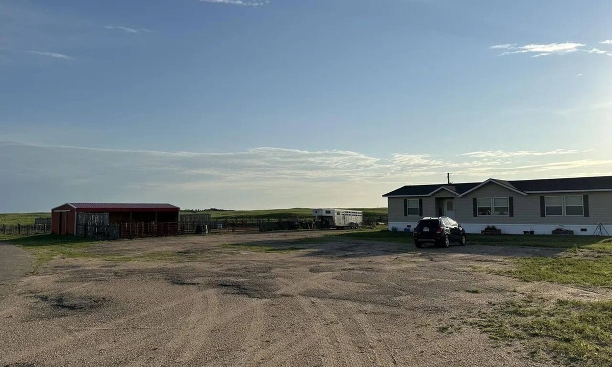 Valentine House | Three Bedroom, Two Bathroom Home with Barn & Corrals
