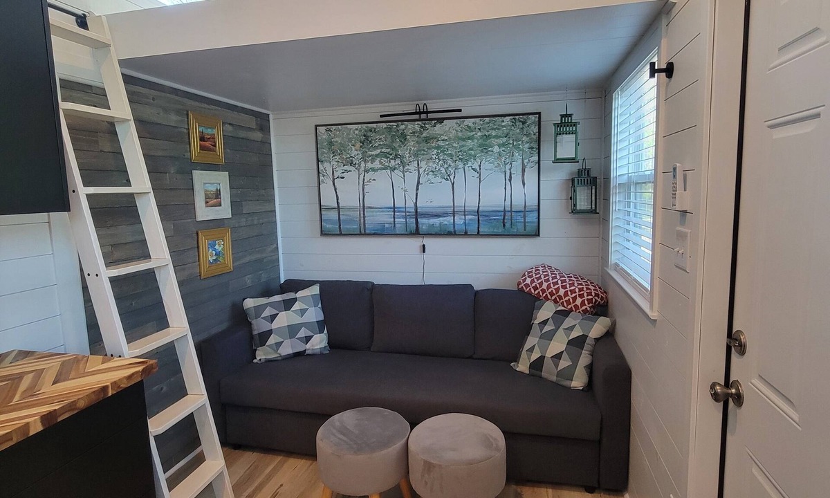 Conroe Cottage | Tiny Home with outside lounging area, sleeps 4! Short drive to The Woodlands