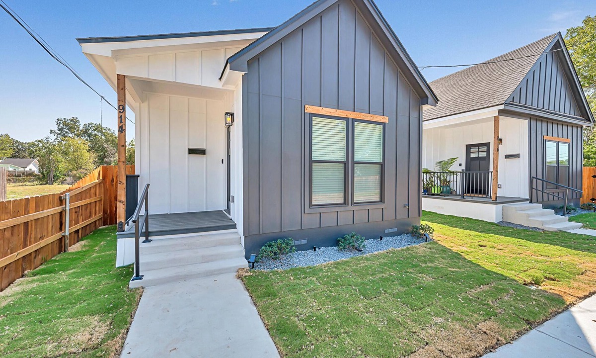 Brazos House | Tiny Twin Mia, Charming 2-bedroom house in wonderful Waco- fully furnished