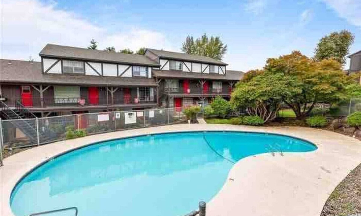 SeaTac Villa | Townhouse walking distance to airport and train!