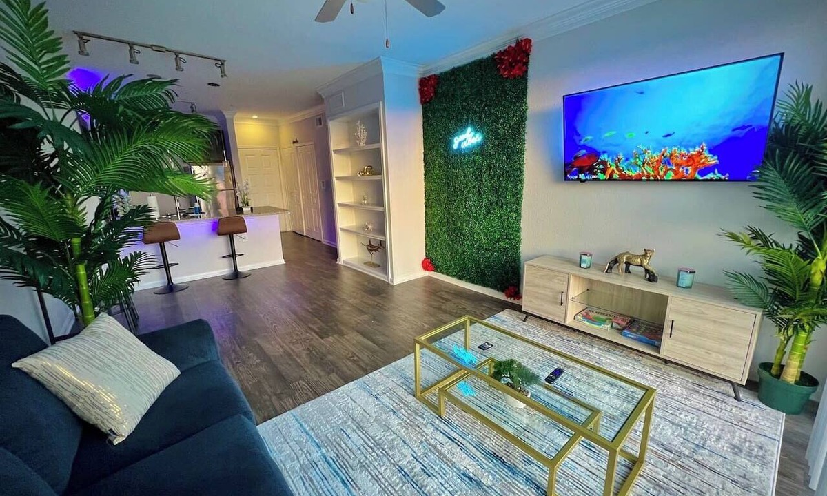 South Central Houston Apartment | Tropical Breeze - 2BR - Major international sporting event - Walk to NRG - Pool - Gym - Sleep 6