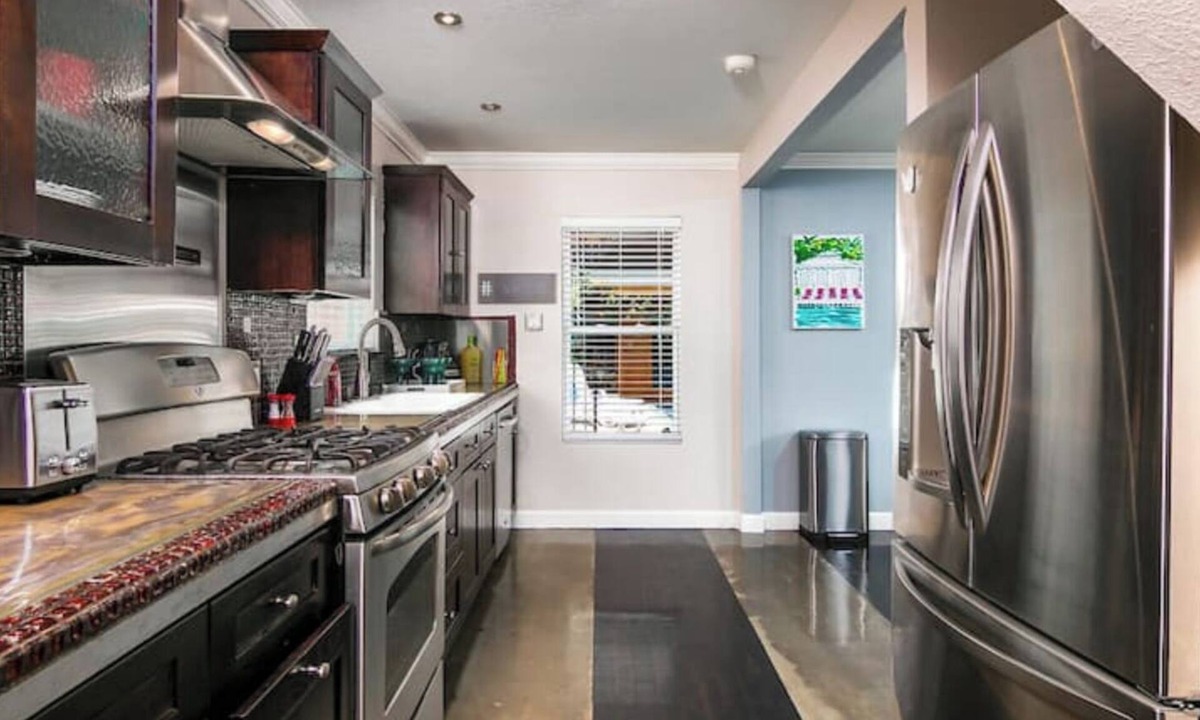 Alta Vista House | "Tropical Resort in the City" - Fun, Heated Pool!