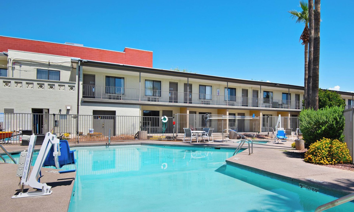 Feldman's Hotel | Tucson Two-Full Bed Room w/Outdoor Pool, Parking & Steps to University