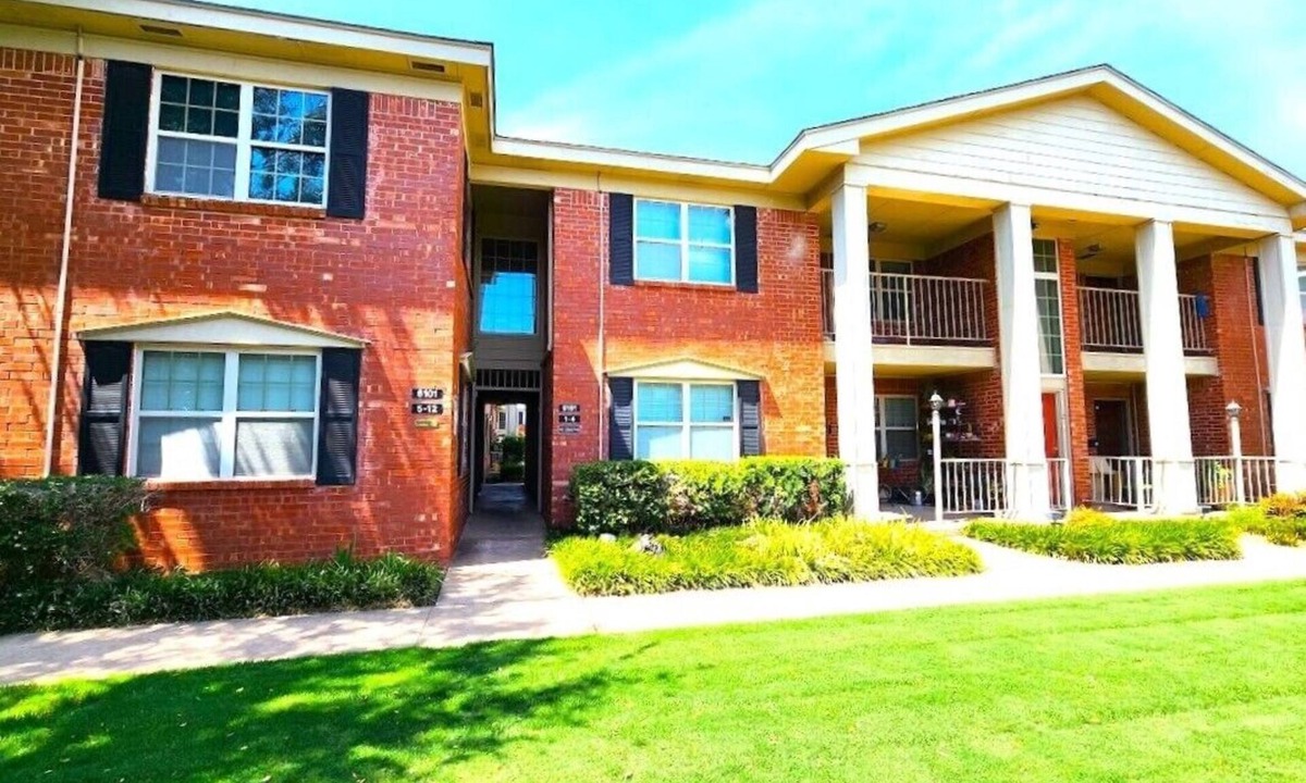 Central Oklahoma City Condo | Two Bedroom Condo - Near Integris Hospital - Queen Bed & King Bed