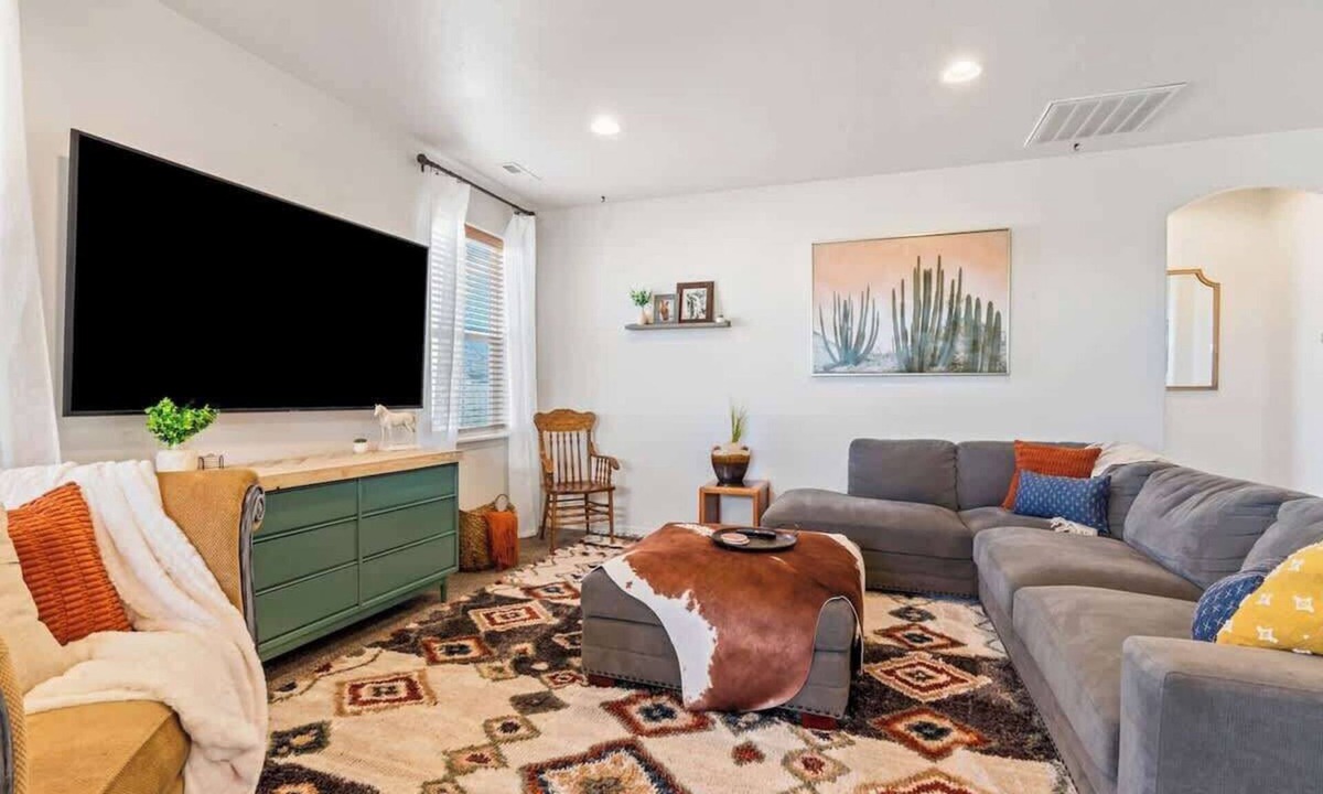 Caldwell House | Two Caldwell Homes Near Boise | Hot Tub & Game Room | Sleeps 20