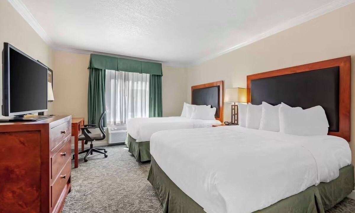 Eagle Hotel | Two Standard 2 Queen Rooms + Free Breakfast | 6-Mins to Eagle Pool & Ice Rink