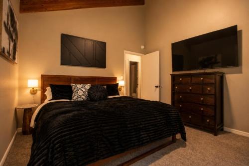 South Tulsa House | Ultimate Family Retreat-Sleeps 9
