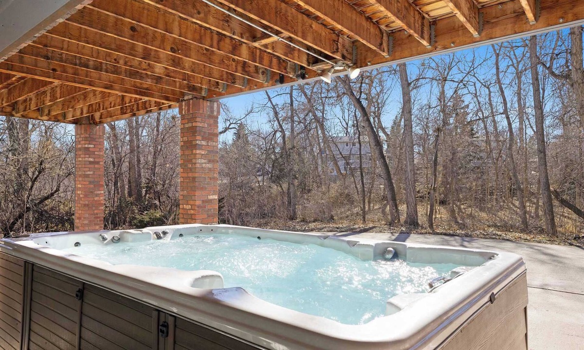 Lakewood House | Ultimate Treehouse Mansion with Swim Spa, Sleeps 31