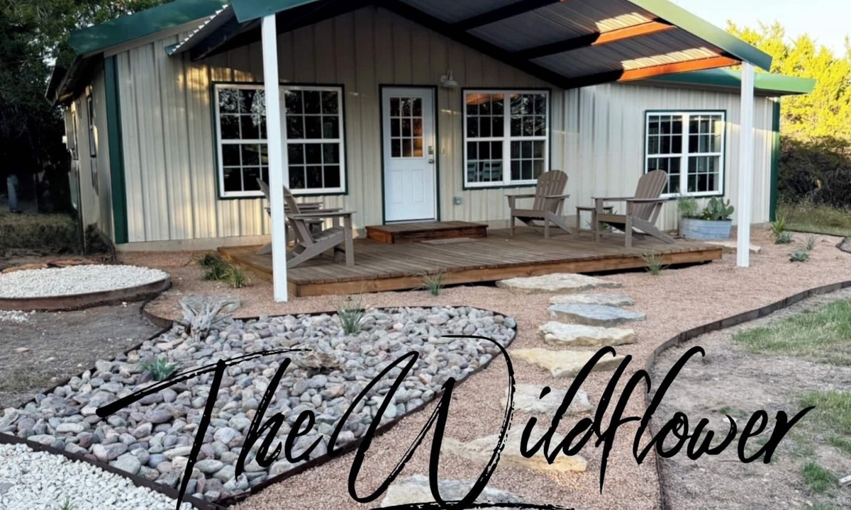 Glen Rose Cabin | Unique, fun, country cabin- 2 miles from downtown!