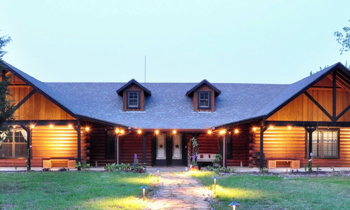 Greenville House | Unique Rustic Log Home an hour from Dallas