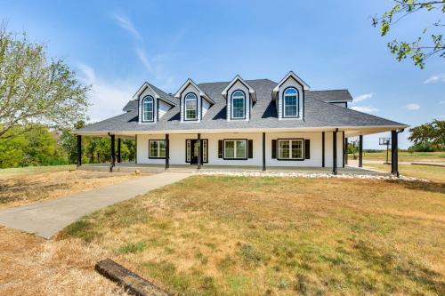 Wills Point House | Unwind Fireside: Wills Point Gem w/Hot Tub & Pond