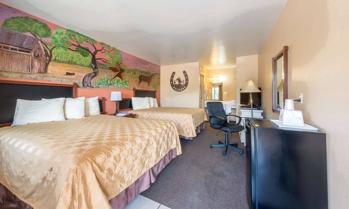 Junction Hotel | Unwind in a Peaceful Room w/Access to Seasonal Pool | Kimble Museum - 0.4 mile