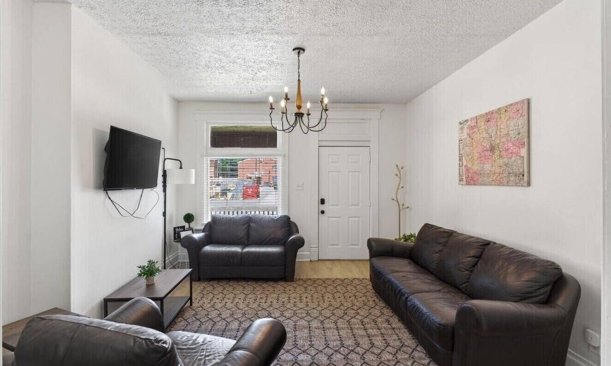 Olde Towne East House | Updated 4BR/2.5BA in Old Town East | Sleeps 12 | Walk to Downtown