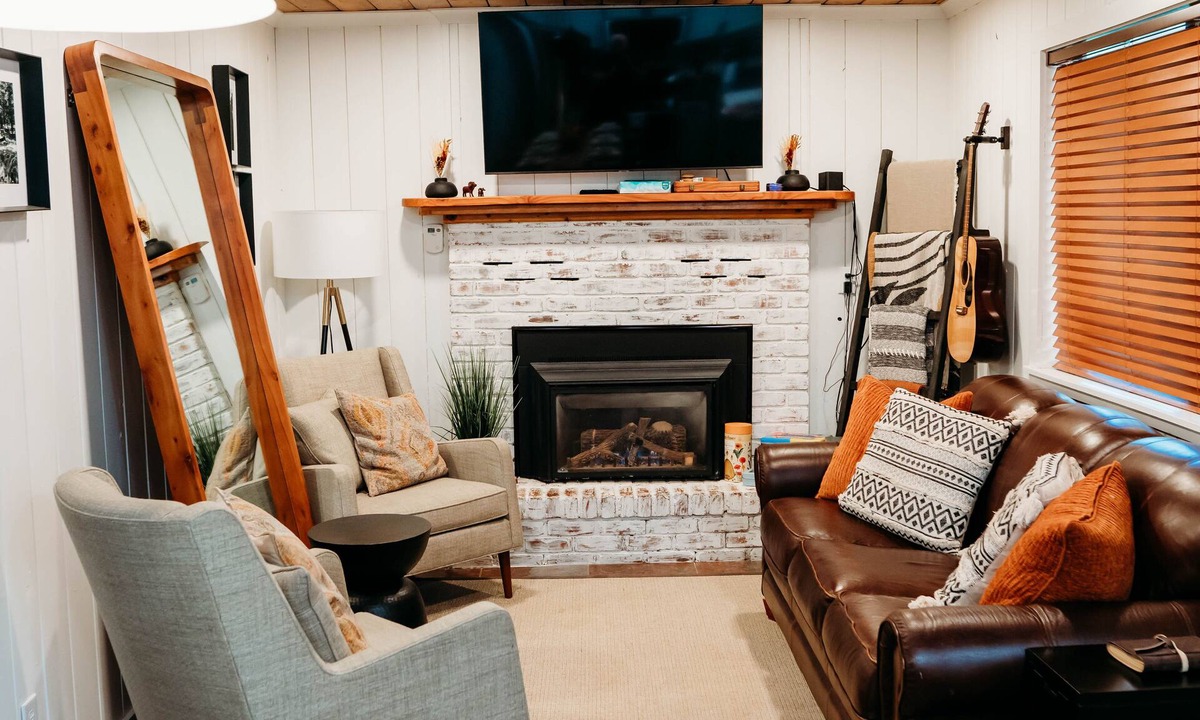 Greer Cabin | Updated cabin walking distance to both restaurants and amazing hiking trails!