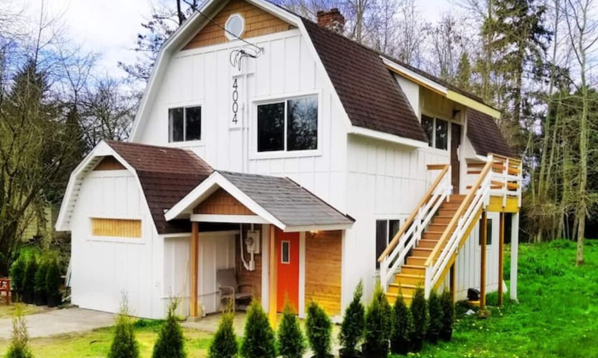 Tukwila Apartment | Updated farm style Apt. w/ loft minutes from Airport and Seattle