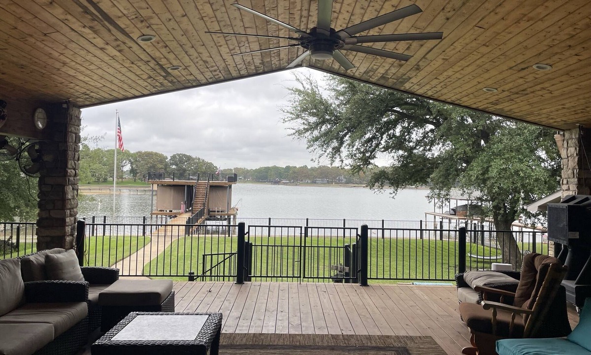 Enchanted Oaks House | Updated Lakehouse on Cedar Creek Lake/Fenced in backyard/Great Neighborhood