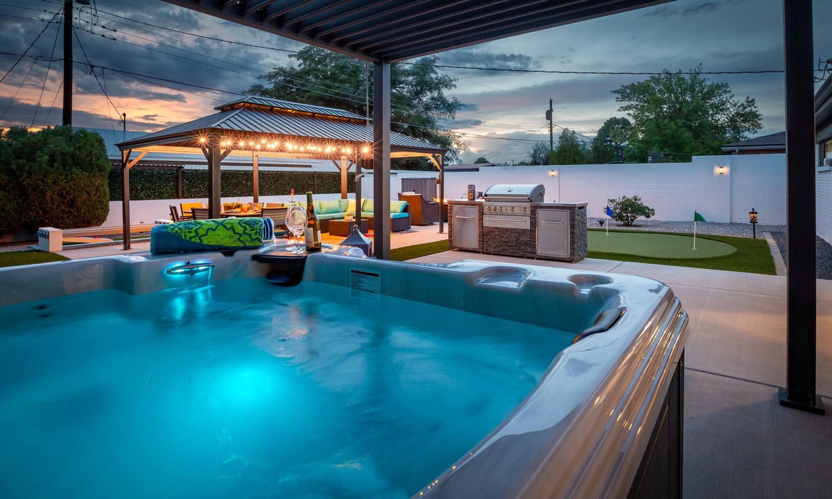 Uptown House | Uptown Area! Putting Green-BBQ-Hot Tub-Game Room