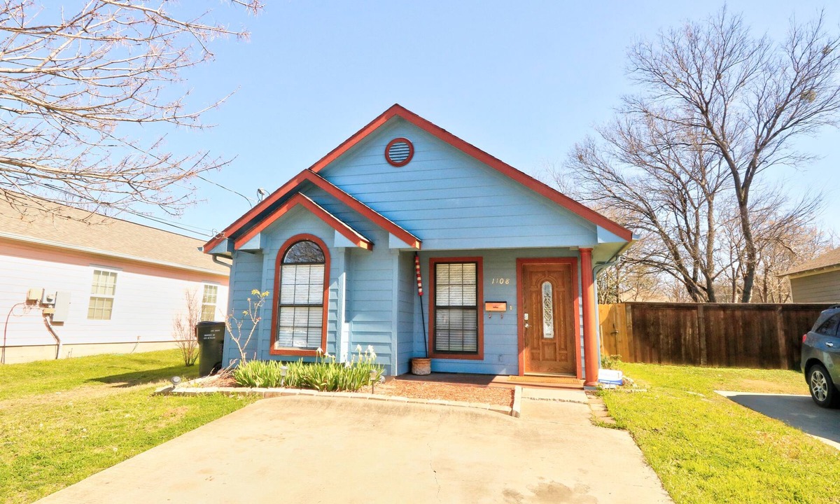 Plano House | 🌿 Urban Comfort in Plano downtown 2BR House with Yard & Exclusive Parking Spots