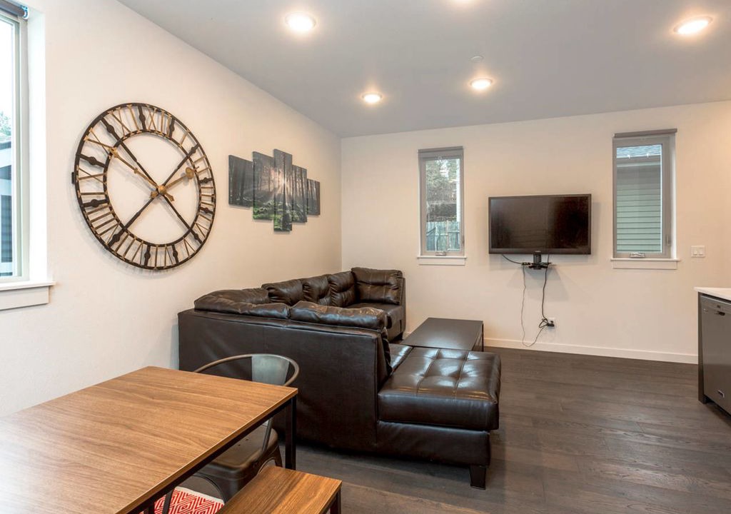 Lawton Park Villa | Urban Oasis - Sleeps 8! Ultra Modern Seattle Condo