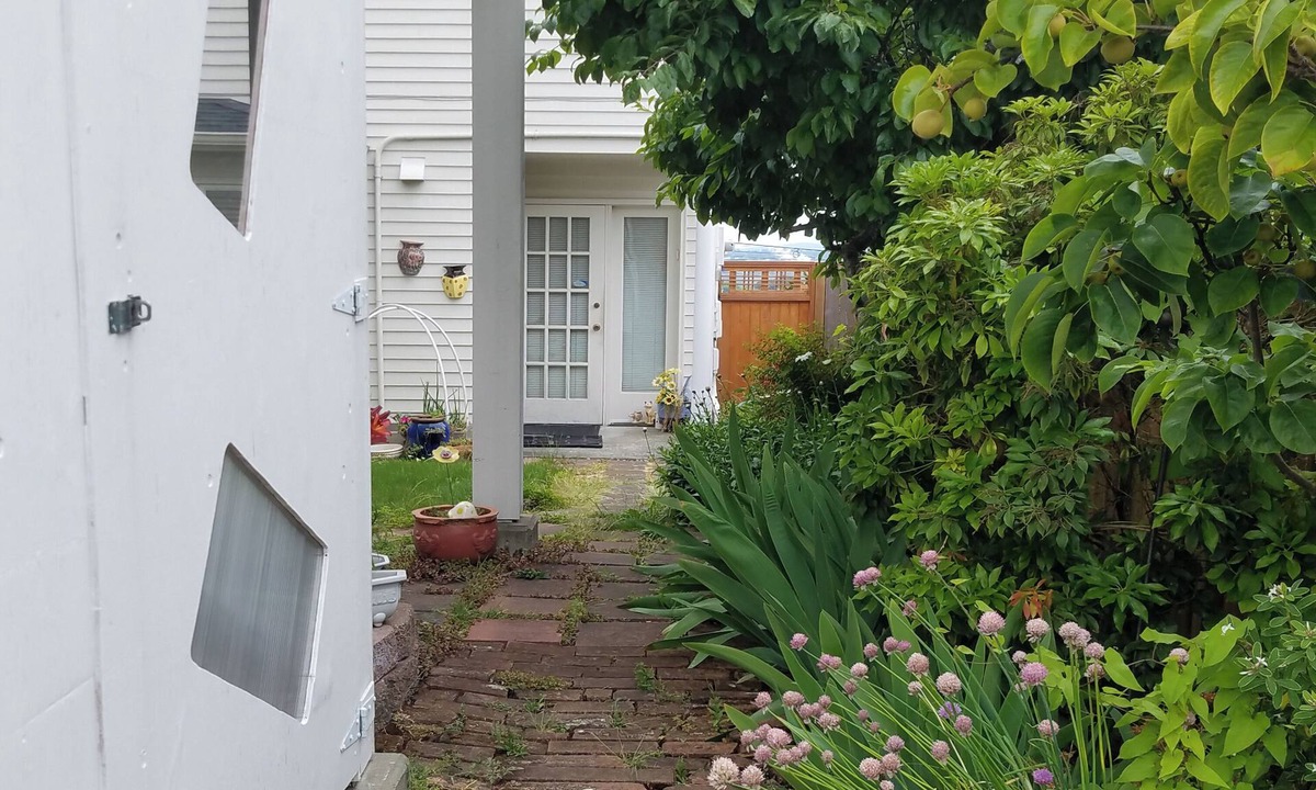 North Admiral Cottage | Urban Retreat near Downtown Seattle
