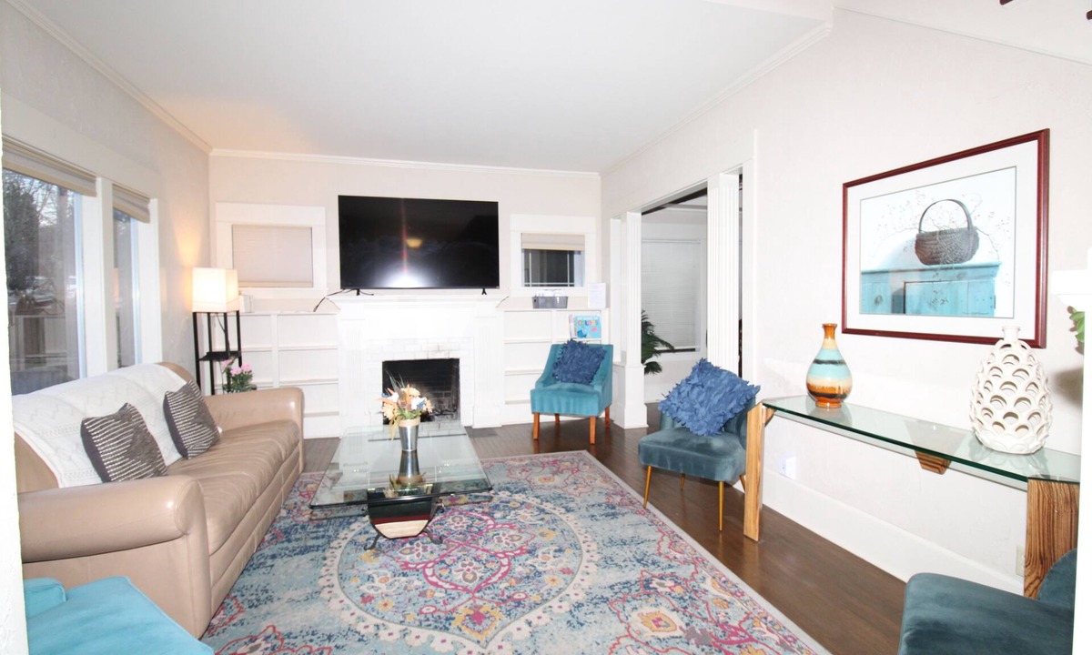 North Queen Anne House | Versatile 5 BR/3 BA Seattle Retreat + upgrade opt