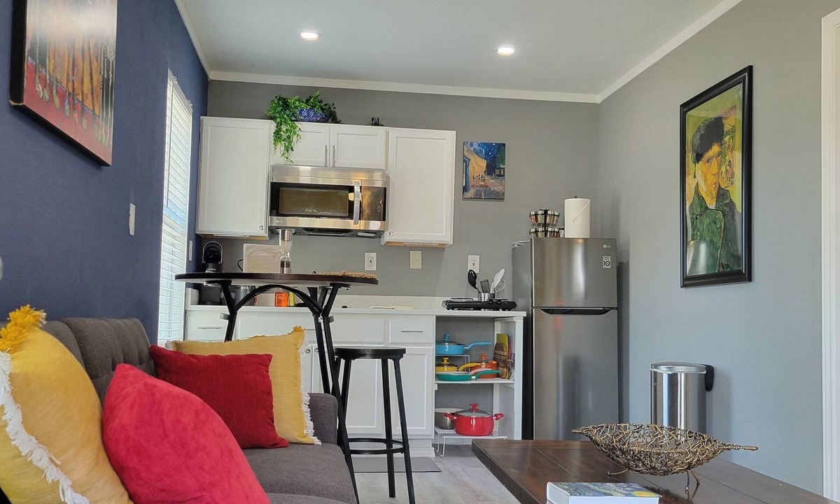 Denton Apartment | Vibrant Art Retreat. Stylish 1 Bedroom Private Cottage Centrally located.