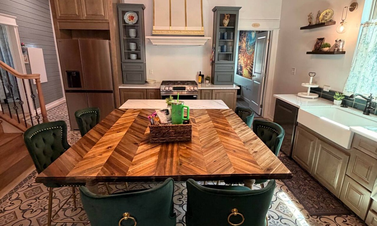 Brazos House | Victoria Rose : 5BR Elegance Near Baylor & Silos